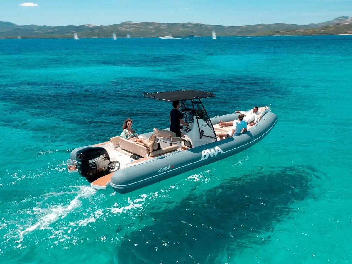 Gommone BWA nelle acque cristalline della Sardegna